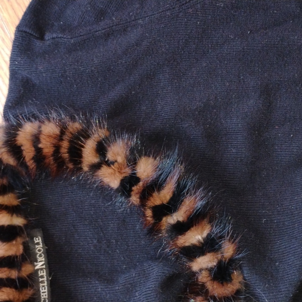 🐿️  BLACK SWEATER FUR Neck  Michelle Nicole  Sz M/Lg  VNPLVC